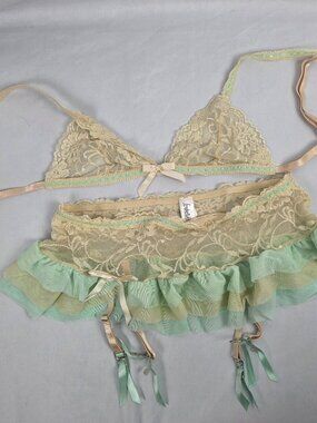 Fredericks of Hollywood Seafoam Green and Cream Lace Bra &‎ Garter Set